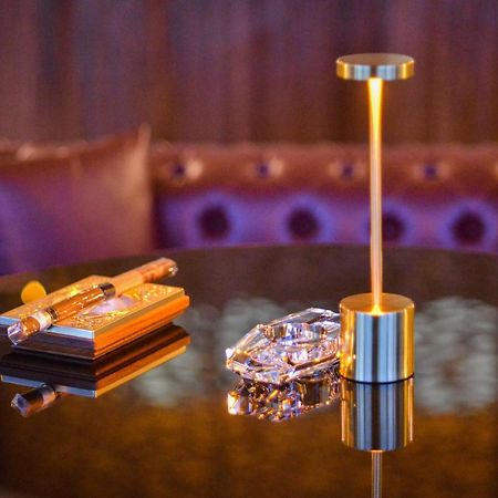Century Marina Hotel - Lusail Luaran gambar The table lamp