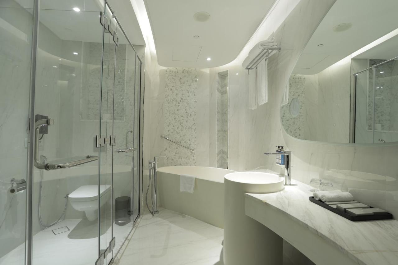 Century Marina Hotel - Lusail Luaran gambar A modern bathroom