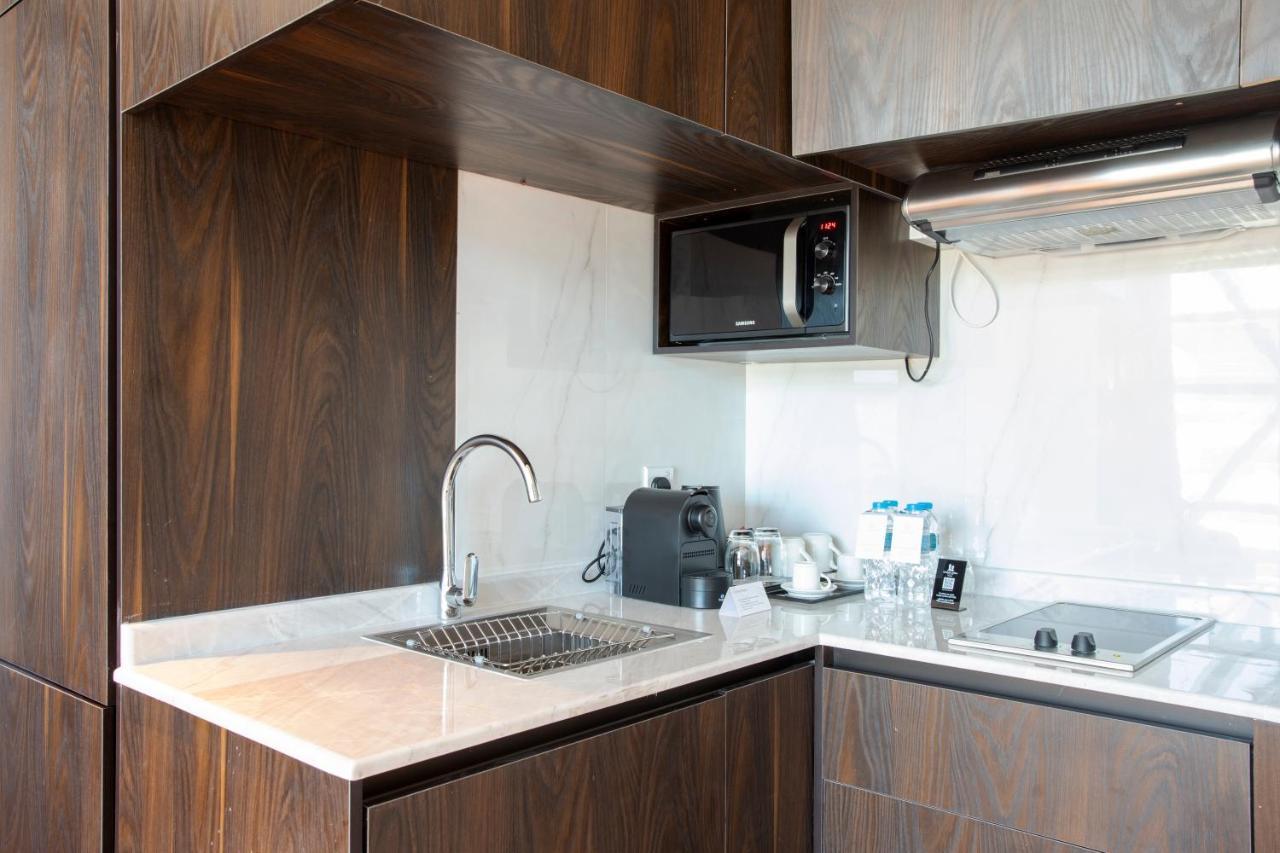 Century Marina Hotel - Lusail Luaran gambar A kitchen in a hotel