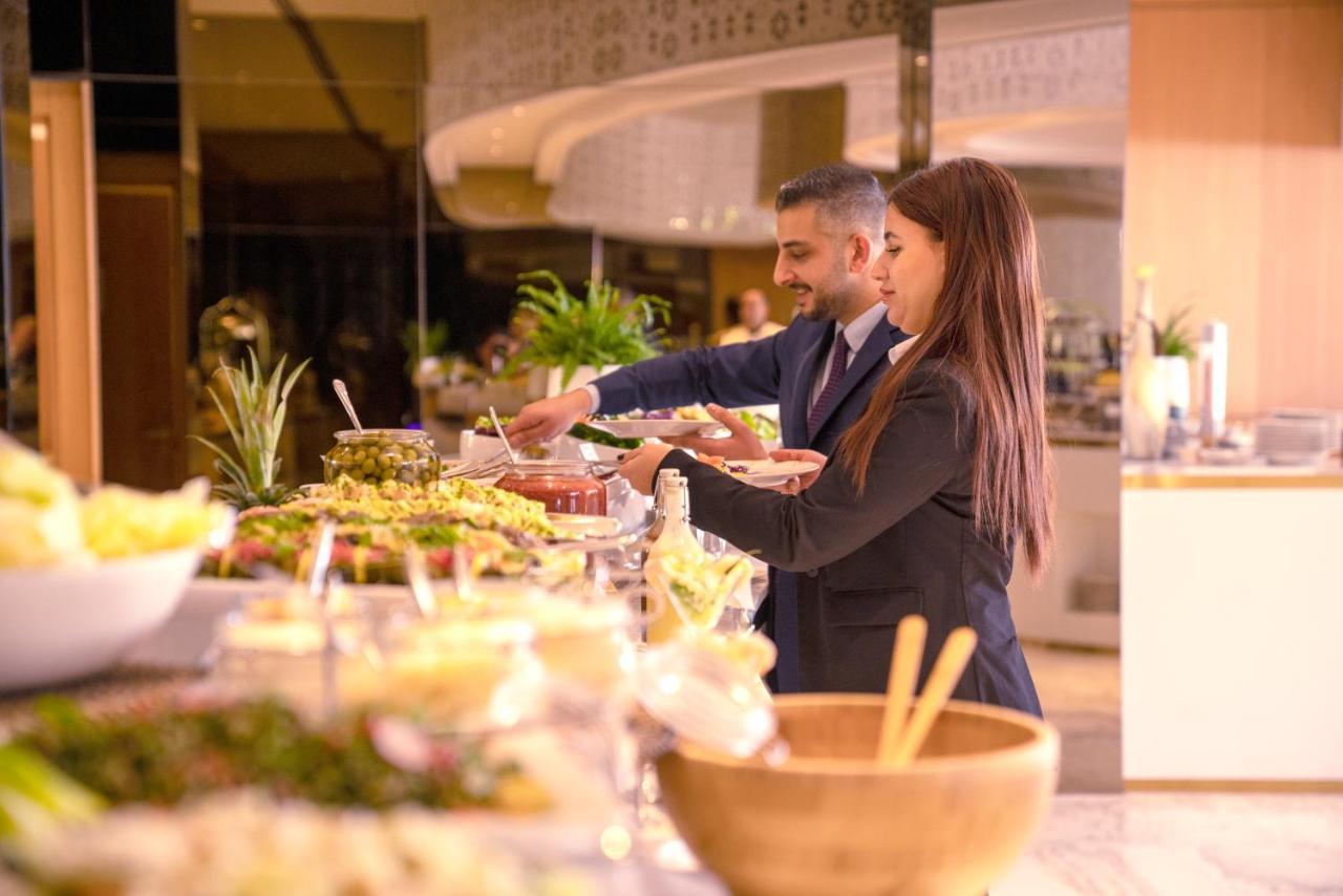 Century Marina Hotel - Lusail Luaran gambar A buffet at a hotel