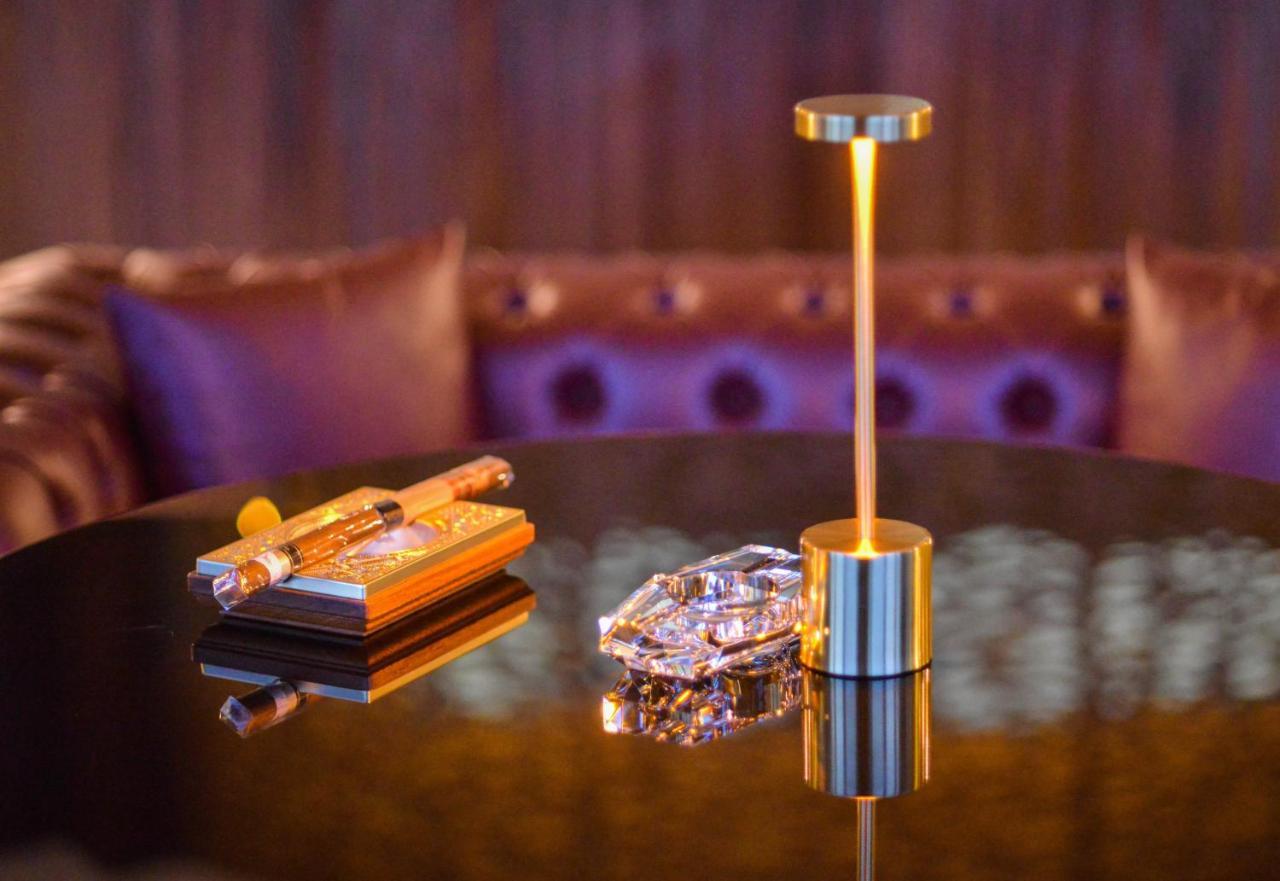 Century Marina Hotel - Lusail Luaran gambar The table lamp